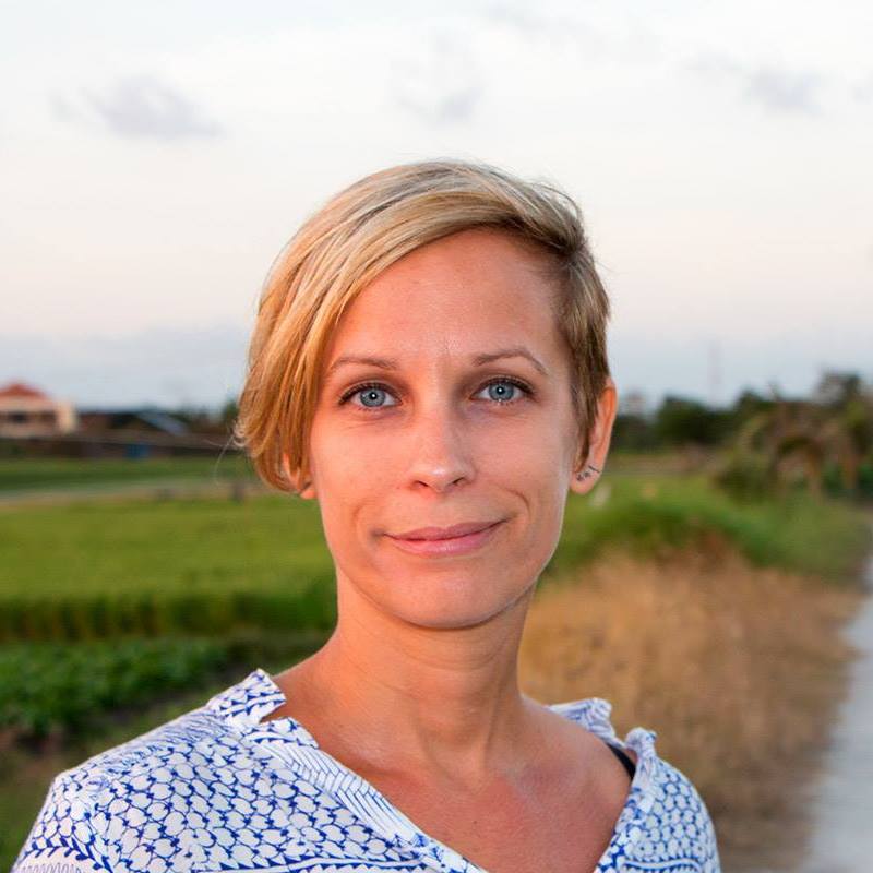 Ditte Arnkvist fra Extrasmallagency, smilende med natur marker i baggrunden